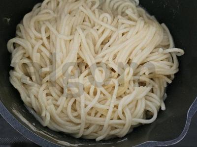 Spagečiai su krevetėmis grietinėlės padaže Žingsnis 6