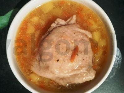 Troškinta bulvė su šlaunelėmis lėtoje viryklėje pagrindine nuotrauka