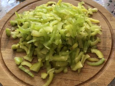 Salotas su vyšniniais pomidorais, kalendra ir sėklomis Žingsnis 1