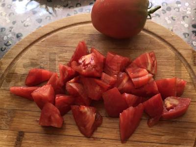 Salotas su vyšniniais pomidorais, kalendra ir sėklomis Žingsnis 2