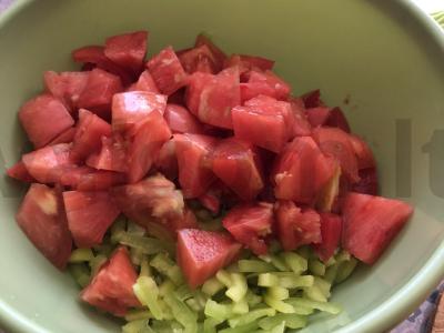 Salotas su vyšniniais pomidorais, kalendra ir sėklomis Žingsnis 3