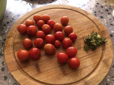 Salotas su vyšniniais pomidorais, kalendra ir sėklomis Žingsnis 4