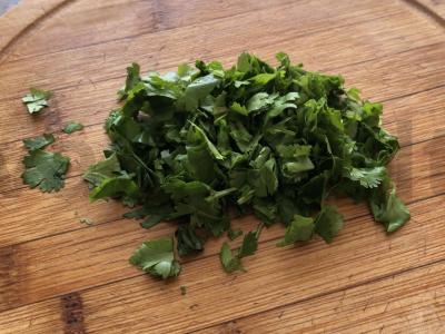 Salotas su vyšniniais pomidorais, kalendra ir sėklomis Žingsnis 5