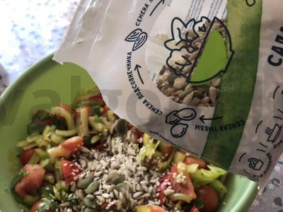 Salotas su vyšniniais pomidorais, kalendra ir sėklomis Žingsnis 8