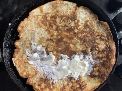 Avižų blynas su upėtakiu, varškės sūriu ir pomidorais Žingsnis 6