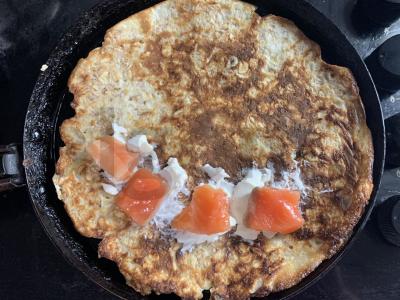 Avižų blynas su upėtakiu, varškės sūriu ir pomidorais Žingsnis 7