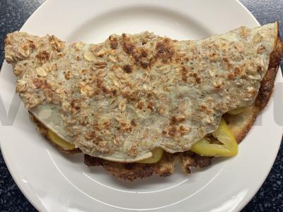 Avižų blynas su upėtakiu, varškės sūriu ir pomidorais pagrindine nuotrauka