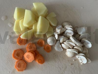 Vištienos dešrelės, keptos su daržovėmis maiše Žingsnis 1