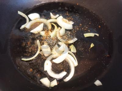 Kiaušinienė su keptomis dešrelėmis ir svogūnais Žingsnis 4