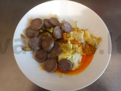 Kiaušinienė su keptomis dešrelėmis ir svogūnais Žingsnis 7