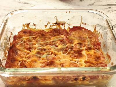 Cukinijų apkepas su pomidorais ir gaudos sūriu pagrindine nuotrauka