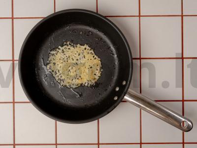 Krevetės su kiaušiniu, žaliu žirneliu ir padažu Žingsnis 2