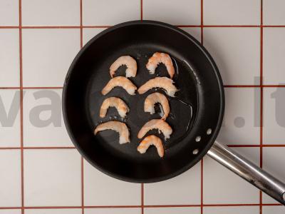 Krevetės su kiaušiniu, žaliu žirneliu ir padažu Žingsnis 6