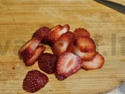 Gaivus limonadas su apelsinu, braškėmis ir mėtomis Žingsnis 2