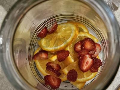 Gaivus limonadas su apelsinu, braškėmis ir mėtomis Žingsnis 3