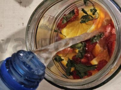 Gaivus limonadas su apelsinu, braškėmis ir mėtomis Žingsnis 5