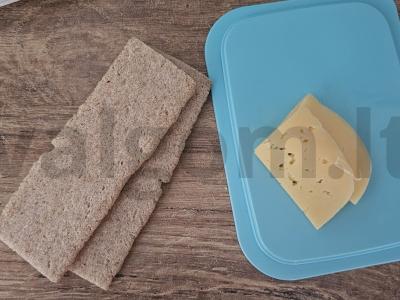 Mini skrudinta duona su krekeriais ir sūriu Žingsnis 1