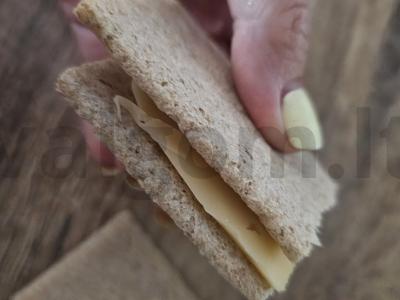 Mini skrudinta duona su krekeriais ir sūriu Žingsnis 2