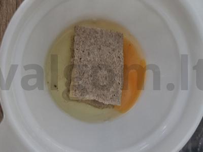 Mini skrudinta duona su krekeriais ir sūriu Žingsnis 3