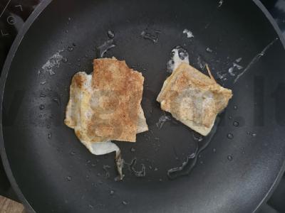 Mini skrudinta duona su krekeriais ir sūriu Žingsnis 4