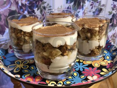 Desertas su avižiniais sausainiais stiklinėje pagrindine nuotrauka