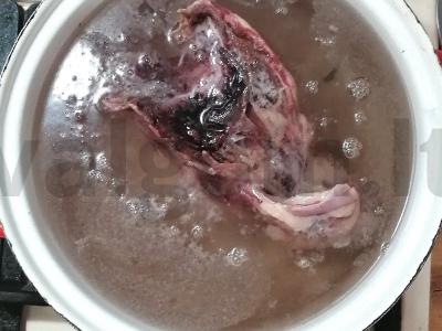 Kvapnus kalakutų sultinys su kaulais Žingsnis 1