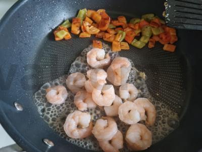 Kiaušinių makaronai su krevetėmis Žingsnis 6