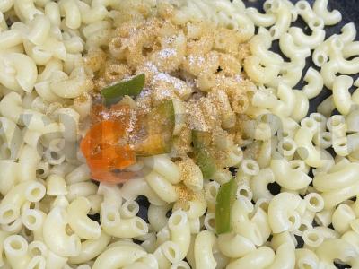 Makaronai su paprikomis ir sūrio prieskoniu Žingsnis 4