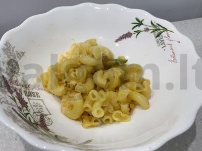 Makaronai su paprikomis ir sūrio prieskoniu pagrindine nuotrauka