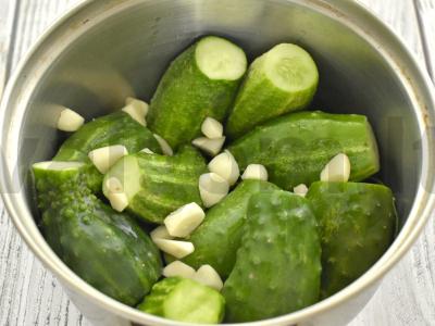 Sūdyti agurkai gazuotu vandeniu Žingsnis 3