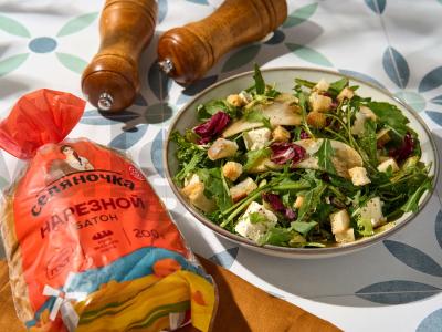 Salotos su kriauše ir feta pagrindine nuotrauka