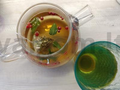 Žolelių gėrimas su spanguolėmis pagrindine nuotrauka