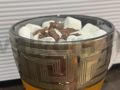 Kokteilis su zefyrais ir ledais pagrindine nuotrauka