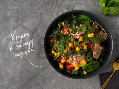 Salotas su jauna kukurūza ir bekonu pagrindine nuotrauka