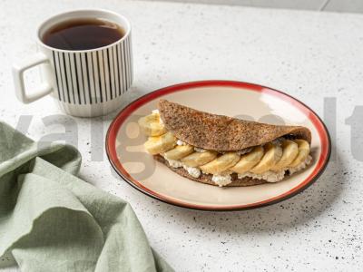 Avižų blynas su varške ir bananais pagrindine nuotrauka