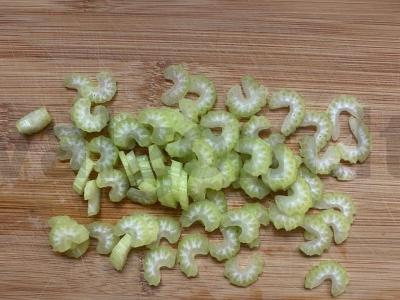 Lengvas daržovių salotas su salierais Žingsnis 1