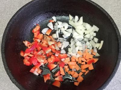 Makaronai su daržovėmis ir triušio faršu Žingsnis 1