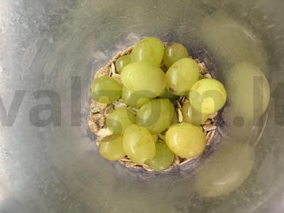 Smuzi su grūdų dribsniais ir vynuogėmis Žingsnis 1