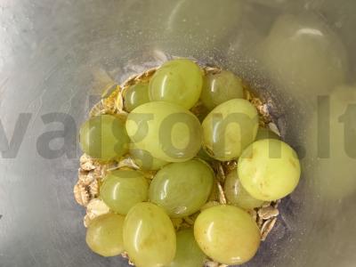 Smuzi su grūdų dribsniais ir vynuogėmis Žingsnis 2