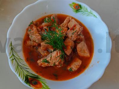 Guliašas su daržovėmis ir prieskoniais pagrindine nuotrauka