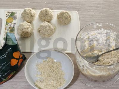 Varškės-vištienos rutuliukai džiūvėsėliuose Žingsnis 4