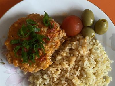 Namų kotletai pomidorų padaže pagrindine nuotrauka