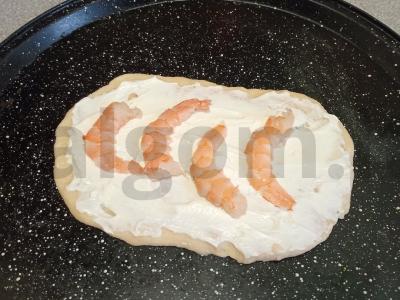 Pizetta su džiovintais pomidorais, krevetėmis ir rikota Žingsnis 5