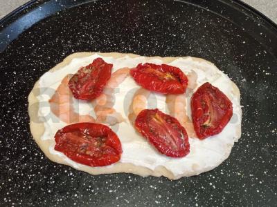 Pizetta su džiovintais pomidorais, krevetėmis ir rikota Žingsnis 6