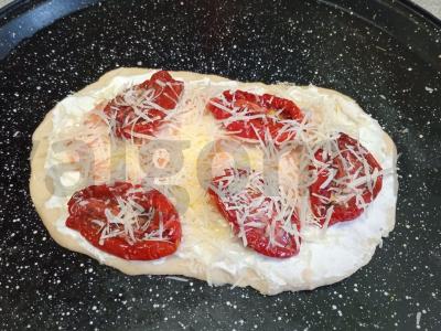 Pizetta su džiovintais pomidorais, krevetėmis ir rikota Žingsnis 7