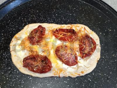 Pizetta su džiovintais pomidorais, krevetėmis ir rikota Žingsnis 8