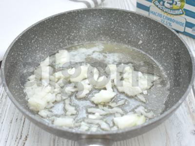 Kotletai pomidorų padaže keptuvėje Žingsnis 1