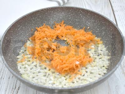 Kotletai pomidorų padaže keptuvėje Žingsnis 2