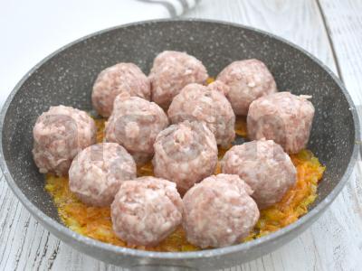 Kotletai pomidorų padaže keptuvėje Žingsnis 3