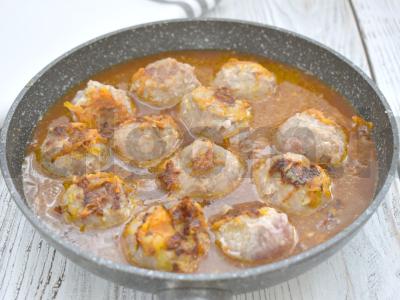 Kotletai pomidorų padaže keptuvėje Žingsnis 4